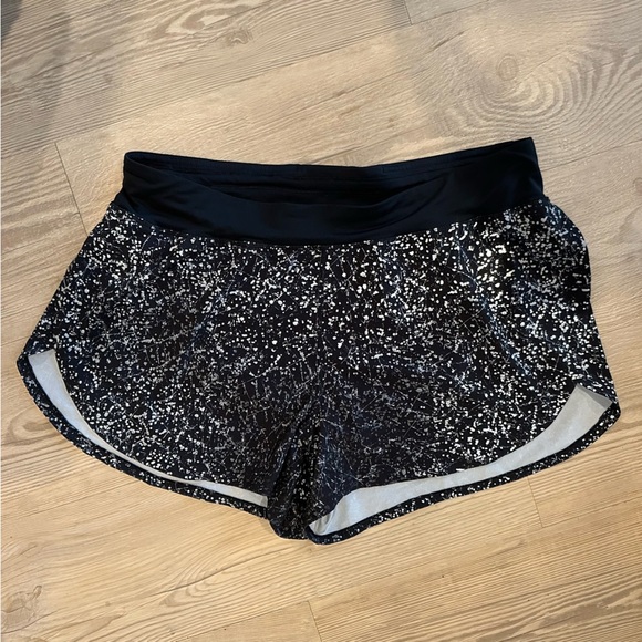 Lululemon *Rare* Find Your Pace Short 3" *Lined
Crinkle Dust Reflective size 10 - Picture 3 of 9